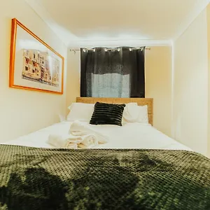 Luxury Riverview Apartment: Excel & Canary Wharf Proximity London